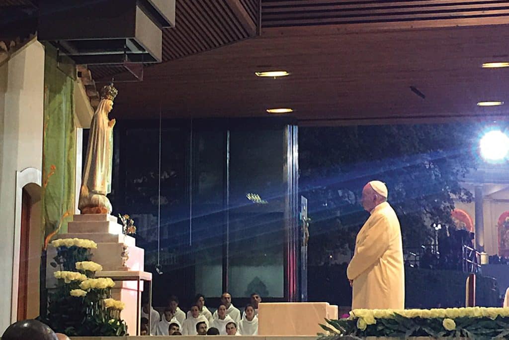 Le pape François dans la chapelle des apparitions de ND de Fatima, 2017.