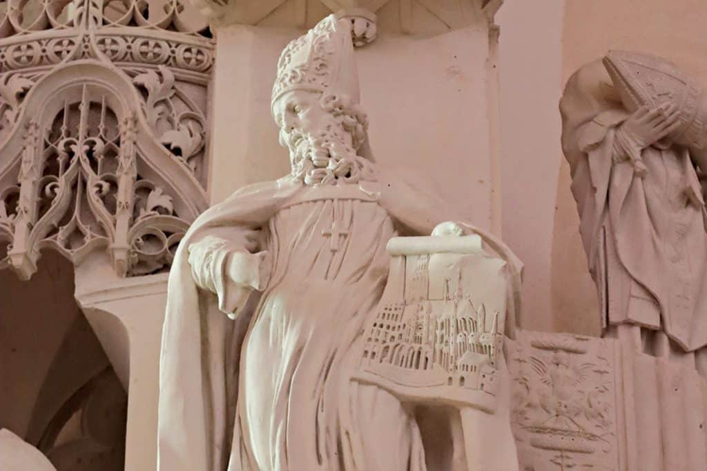 Tour du chœur de la cathédrale Notre-Dame de Chartres. Fulbert, évêque de Chartres.