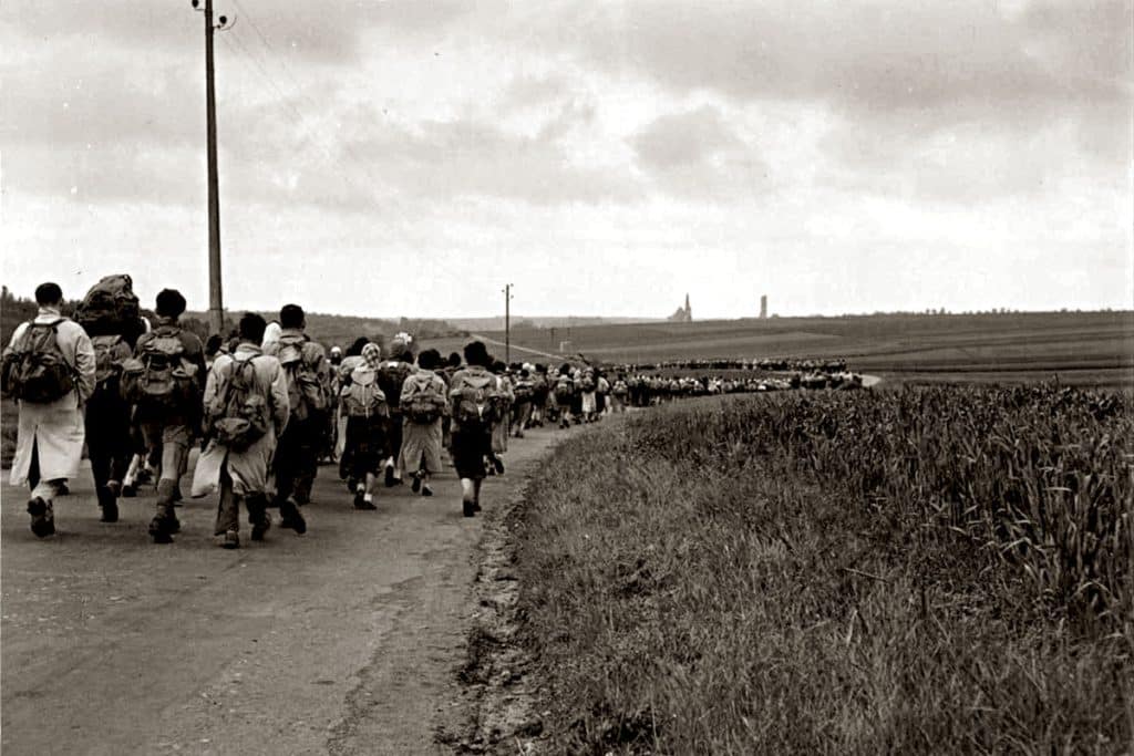 Colonne de pèlerins sur les routes de la Beauce, avant 1964.