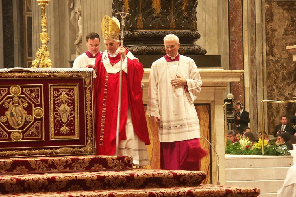 Benoit XVI célébrant une messe dans la basilique Saint-Pierre, le 15 mai 2005.