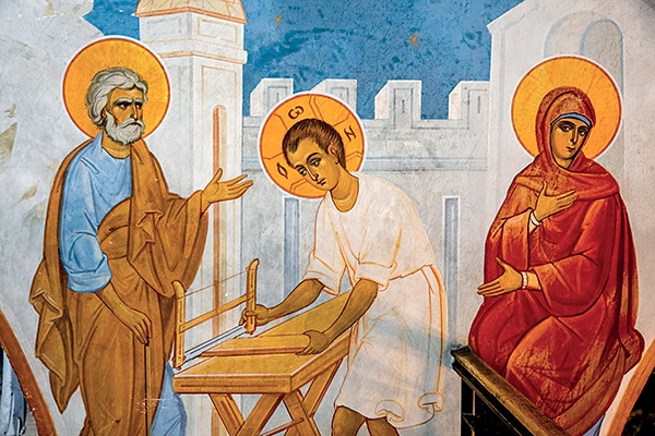 « Le Verbe qui a pris chair a commencé par travailler de ses mains. » Jésus dans l’atelier de menuiserie de saint Joseph, fresque de l’église de l’Annonciation, Nazareth, Israël. © Philippe Lissac / Godong