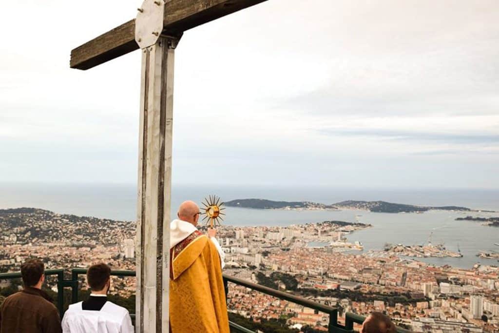 Mgr Dominique Rey bénit la ville de Toulon depuis le Mont Faron en mars 2020.