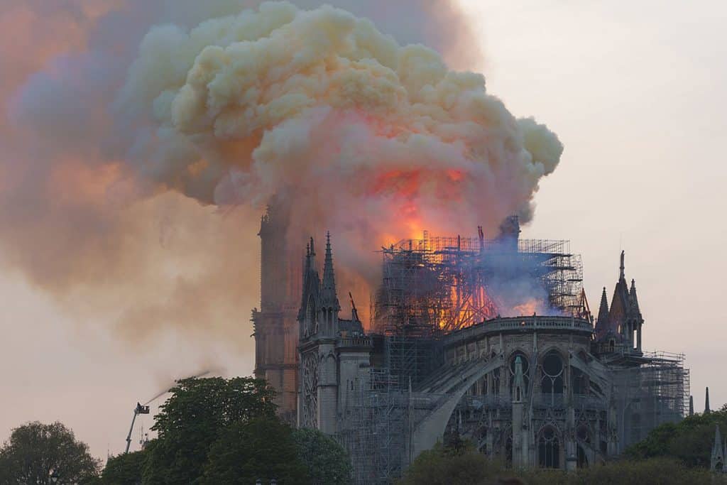 notre-dame_en_feu.jpg