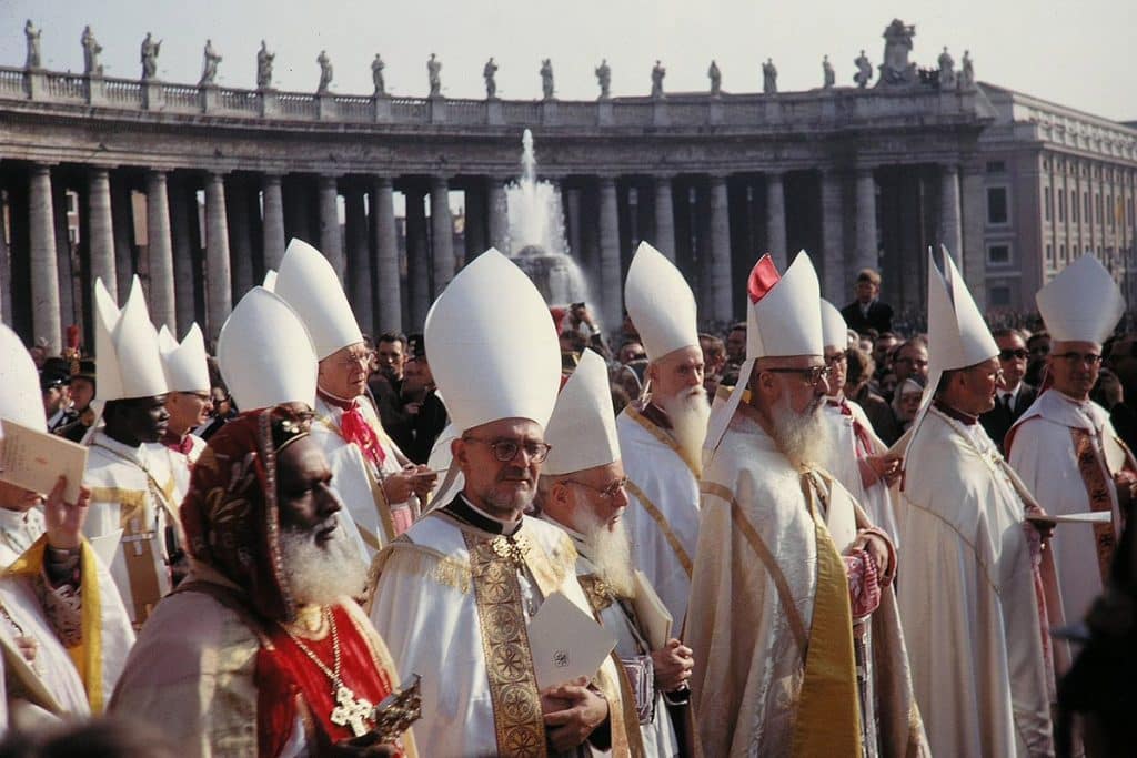 Pères conciliaires sur la place Saint-Pierre en 1961.