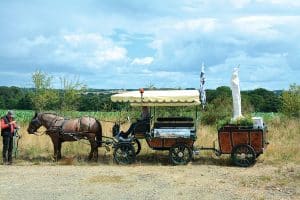 La jument Symphonie et la calèche vont visiter une bonne partie des très nombreux sanctuaires de Bretagne. Partie le 18 juin, la Troménie de Marie doit arriver le 10 septembre à Sainte-Anne-d’Auray.