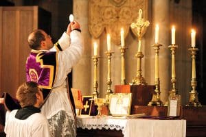 Les traditionalistes sont attachés à la célébration de la messe selon le missel de saint Pie V.