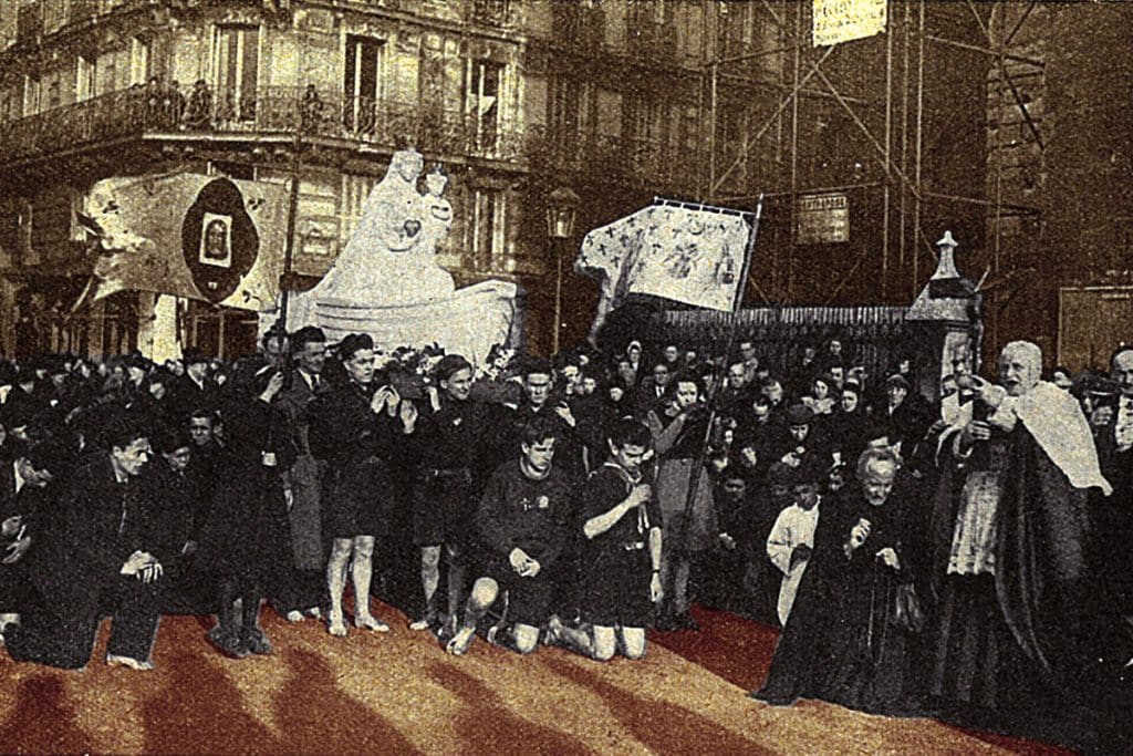 Arrivée de Notre-Dame du Grand Retour à Notre-Dame de Paris, le 2 février 1946. Le cardinal archevêque de Paris, Mgr Suhard, bénit la foule.