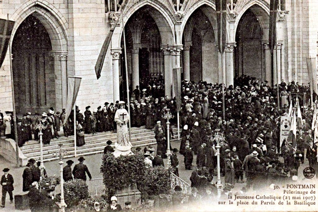 La paroisse de Pontmain en 1907, 35 ans après la mort de l'abbé Guerin.