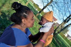 Un réseau d’associations œuvre pour aider les mères en détresse à garder leur bébé.