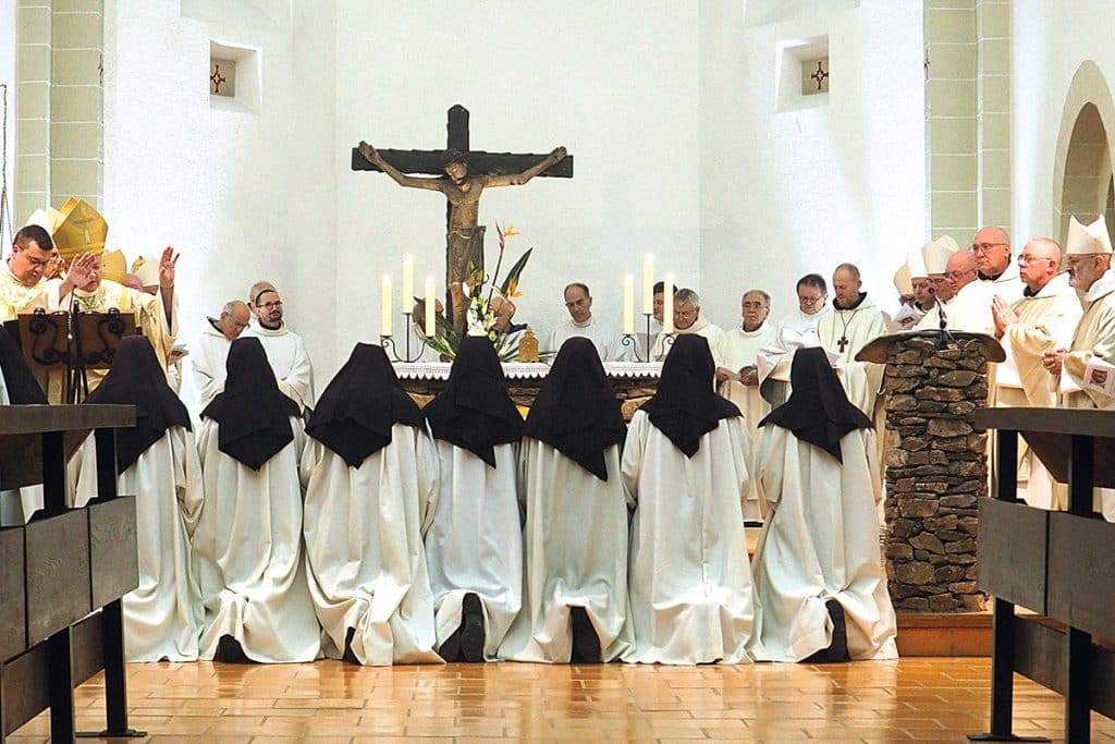 La nouvelle communauté reçoit la bénédiction solennelle des mains de Mgr Jean-Louis Balsa.