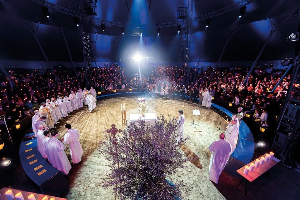 La messe de Minuit, l’année dernière, sous le chapiteau. Une assemblée priante.