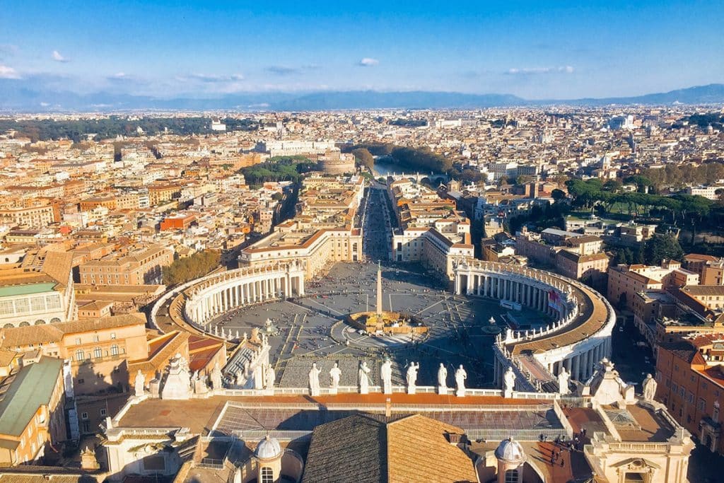 Vue depuis le dôme de la basilique Saint-Pierre sur la cité du Vatican et Rome.