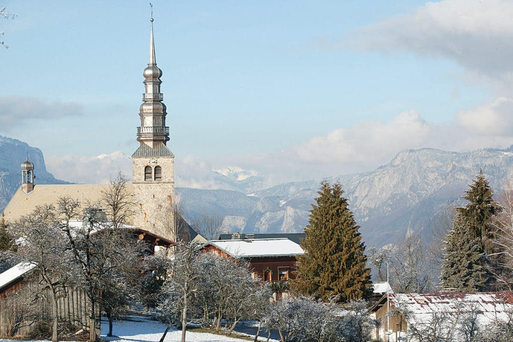 L’église de Combloux et son clocher à bulbes argentés.