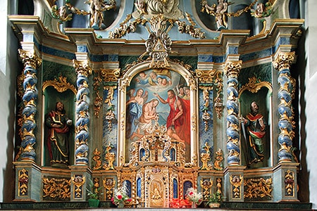 « le baptême du christ, environné d’un peuple de statues et de colonnes torses, bleu ciel et or. » Église saint jean baptiste aux houches. © pascal deloche/godong