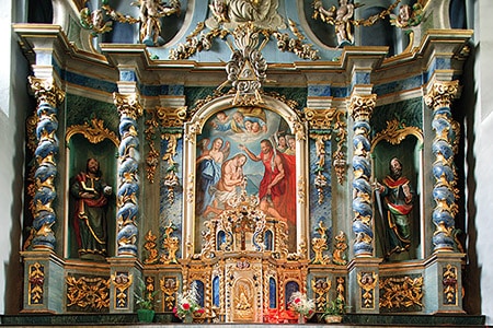 « Le Baptême du Christ, environné d’un peuple de statues et de colonnes torses,  bleu ciel et or. » Église Saint-Jean-Baptiste aux Houches. © Pascal Deloche/Godong