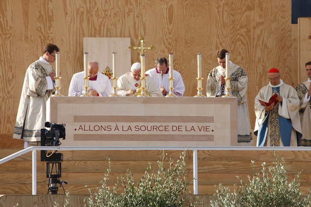 Messe pontificale sur l’esplanade des Invalides.