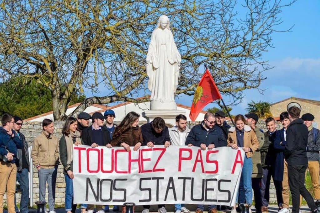 Manifestation de défense de la statue de la Vierge Marie de la Flotte-en-Ré.