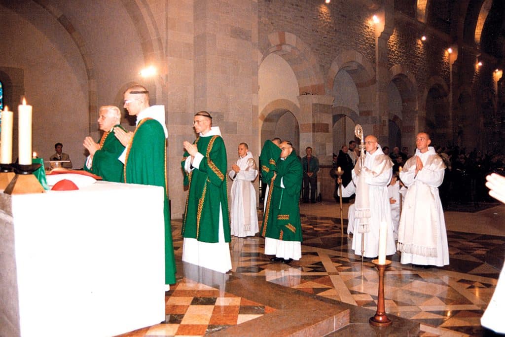 Le cardinal Joseph Ratzinger lors de la messe conventuelle qu’il a célébrée le 24 septembre 1995 à l’abbaye Sainte-Madeleine du Barroux.