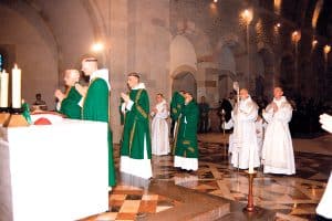 Le cardinal Joseph Ratzinger lors de la messe conventuelle qu’il a célébrée le 24 septembre 1995 à l’abbaye Sainte-Madeleine du Barroux.