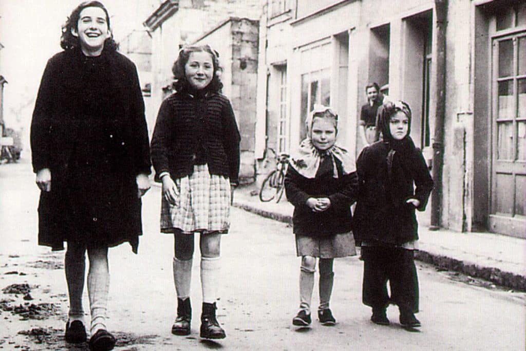 Les enfants, témoins des apparitions de la Vierge dans l’église paroissiale.