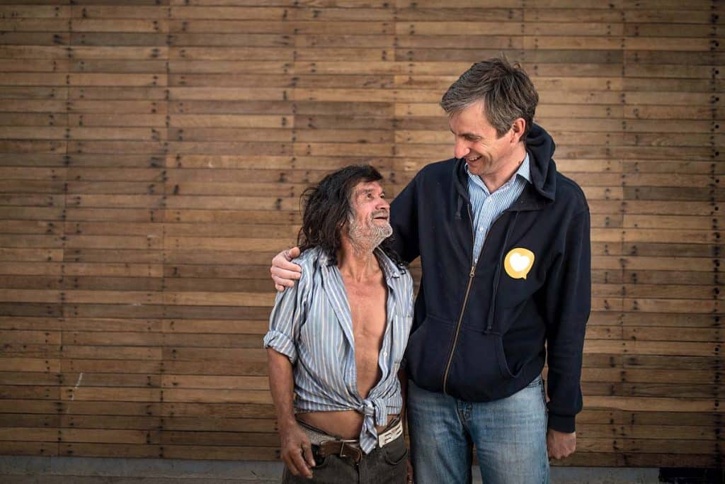 Romain avec Chino, un voisin de quartier, au Chili. « La miséricorde nous rend meilleurs. »