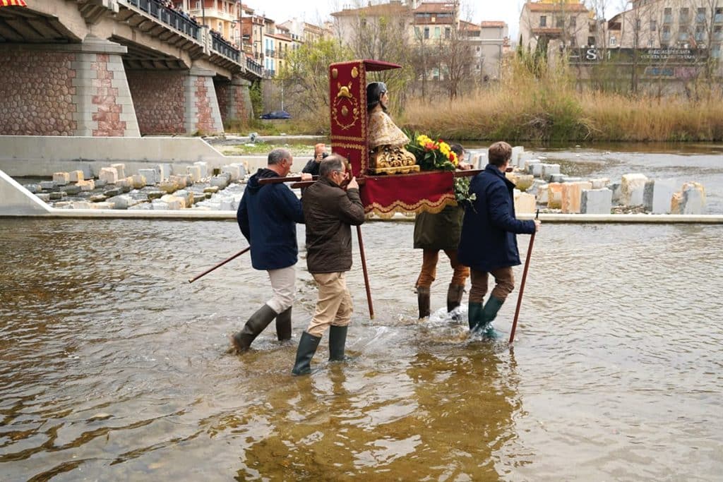 Les reliques ont été conduites au milieu de la rivière.