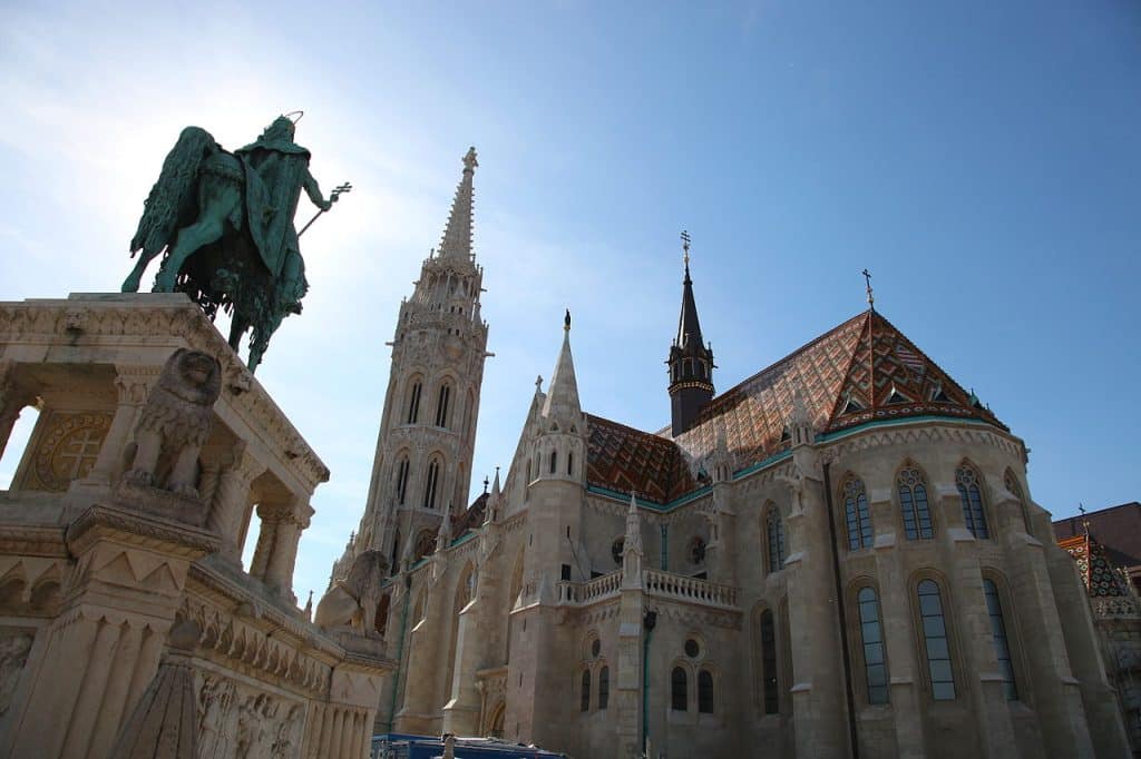 Statue équestre d’Étienne Ier de Hongrie, devant l’église Matthias, Budapest.