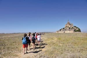 Dès le XIVe siècle, de nombreux « pèlerinages d’enfants » se rendent au Mont-Saint-Michel. Beaucoup de jeunes marchent aujourd’hui sur leurs traces.