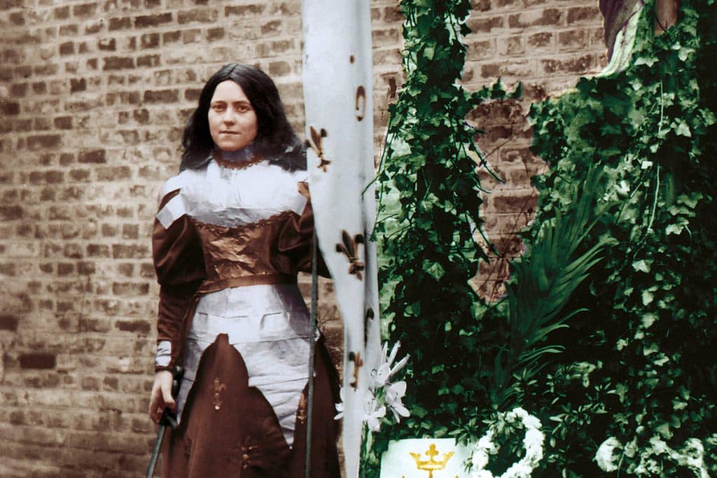 Thérèse habillée en Jeanne d’Arc, à qui elle a consacré une pièce de théâtre en 1895 : Jeanne d’Arc accomplissant sa mission. La photographie a été prise par sa sœur Céline.
