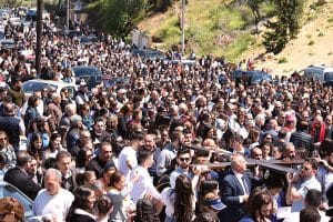 De nombreuses familles ont assisté au Chemin de croix du Vendredi saint à Fuheis, au nord.