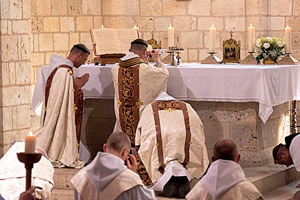 « Le Christ nous donne dans l’Eucharistie le gage de la gloire auprès de lui. »