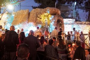 Réplique de la grotte de Massabielle à Na’our, procession avec l’évêque de Tarbes et Lourdes.