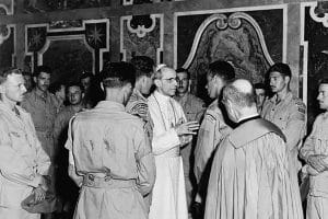 Des membres du Royal 22e Régiment, participant à la libération de l’Italie, en audience avec le pape Pie XII en 1944.