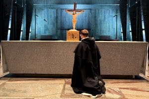 Un moine dominicain en prière devant le crâne de saint Thomas d’Aquin, dans son reliquaire.