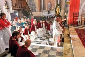 La confrérie de saint Laurent, de Peri, assiste au salut au Saint-Sacrement.
