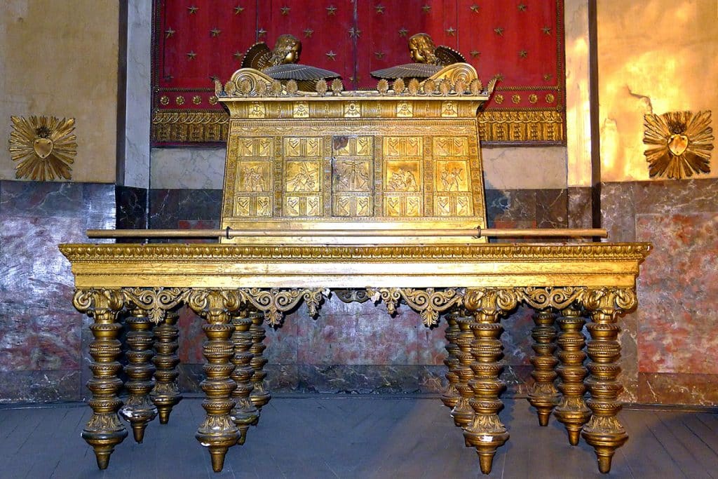 Tabernacle en forme d’Arche d’alliance de la chapelle de l’Adoration, église Saint-Roch, Paris Ier.