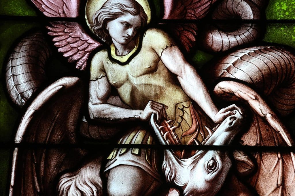 Ange combattant Satan comme un dragon, vitrail de la basilique Notre-Dame de Genève, Suisse.