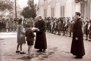 Cérémonie de Cœurs vaillants à Lyon, en 1942. L'abbé Courtois est au centre.