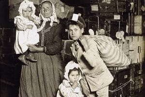 Une famille italienne débarquant aux États-Unis en 1905.
