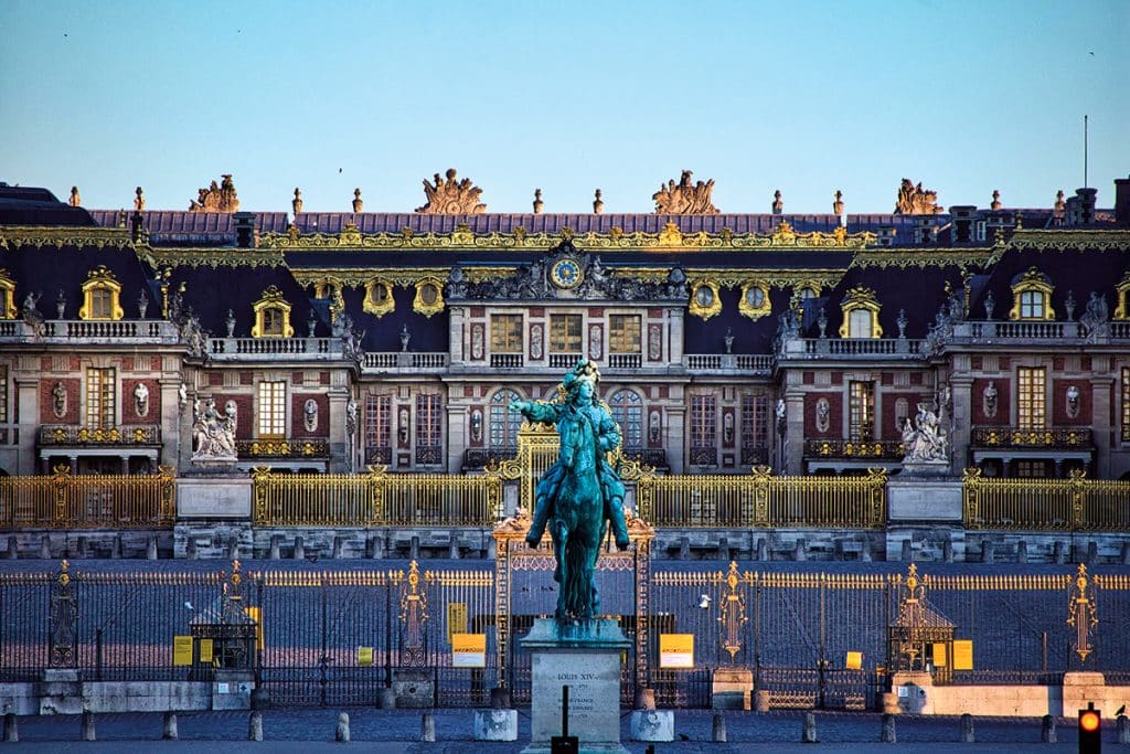 Statue équestre de Louis XIV, 1836, Pierre Cartelier, devant le château de Versailles.