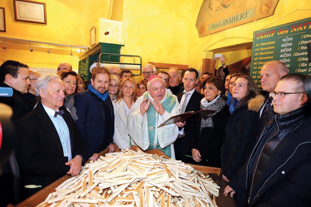 Le cardinal Jean-Marc Aveline bénit les navettes lors de la Chandeleur.