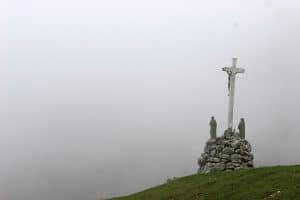 Calvaire du monastère de la Grande Chartreuse dans le brouillard.