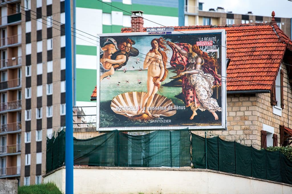 La naissance de Vénus, de Botticelli, exposée sur un panneau d’affichage, à Saint-Dizier.