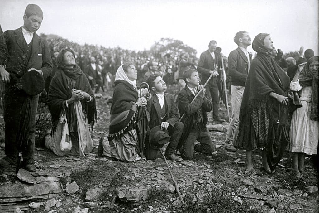 La foule regardant le « miracle du soleil », le 13 octobre 1917, à Fatima, durant les apparitions mariales de Fatima (Portugal).