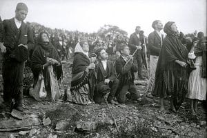 La foule regardant le « miracle du soleil », le 13 octobre 1917, à Fatima, durant les apparitions mariales de Fatima (Portugal).