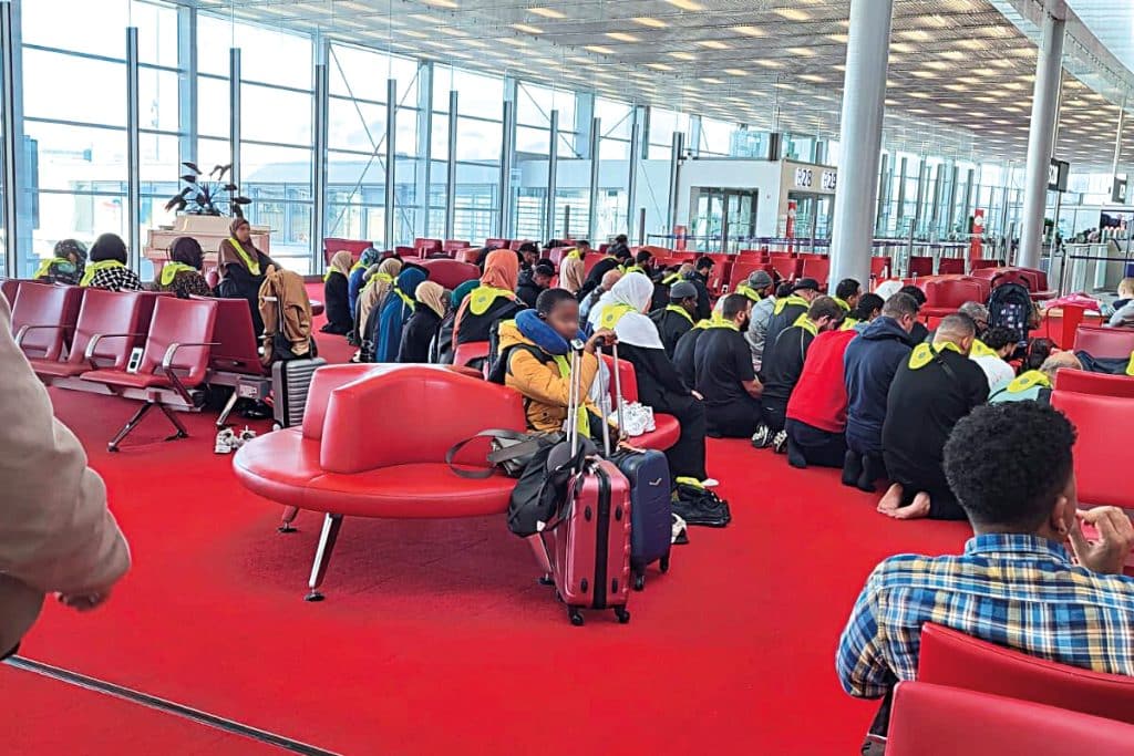 Prière musulmane dans l’aéroport de Roissy, le 5 novembre.