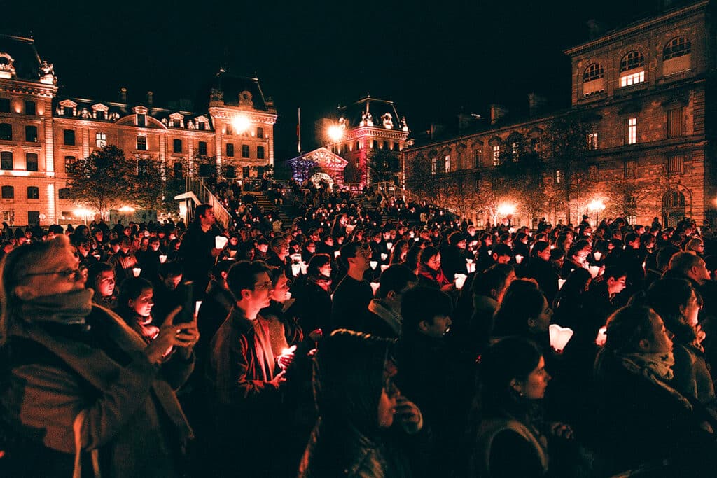 Très jeune, la foule était représentative des différentes sensibilités dans l’Église.