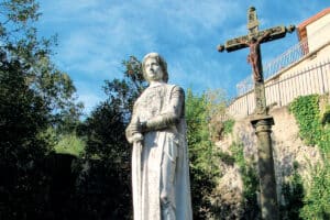 La croix de mission et la statue de Jeanne d’Arc, à Bourg-Argental, Loire. La municipalité veut la déplacer.