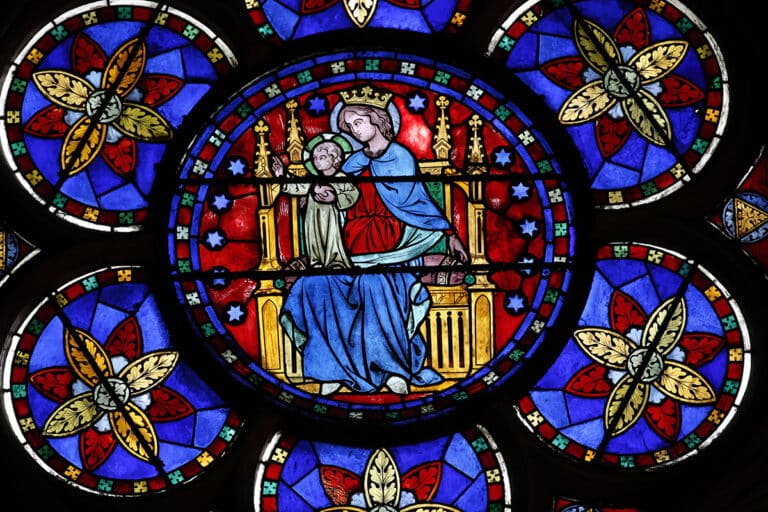 Vitrail de la Vierge à l’Enfant, Notre-Dame de Paris.