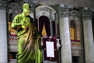 Le pape François au balcon de Saint-Pierre-de-Rome, au soir de son élection, le 13 mars 2013.